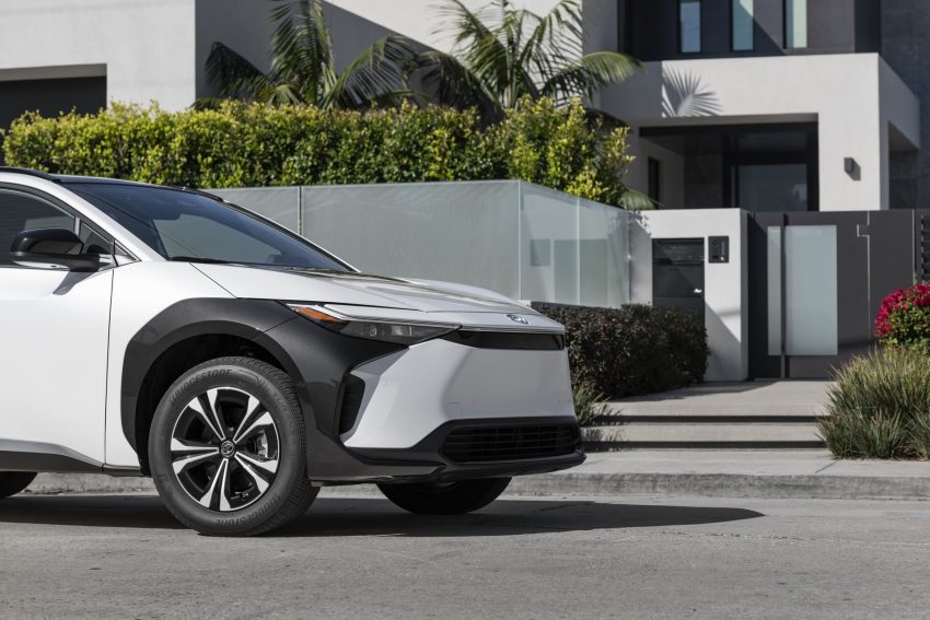 2023 Toyota bZ4X XLE FWD - Front Wallpaper 850x567 #40