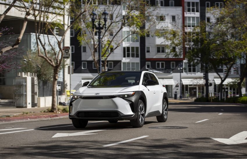 2023 Toyota bZ4X XLE FWD - Front Wallpaper 850x547 #29