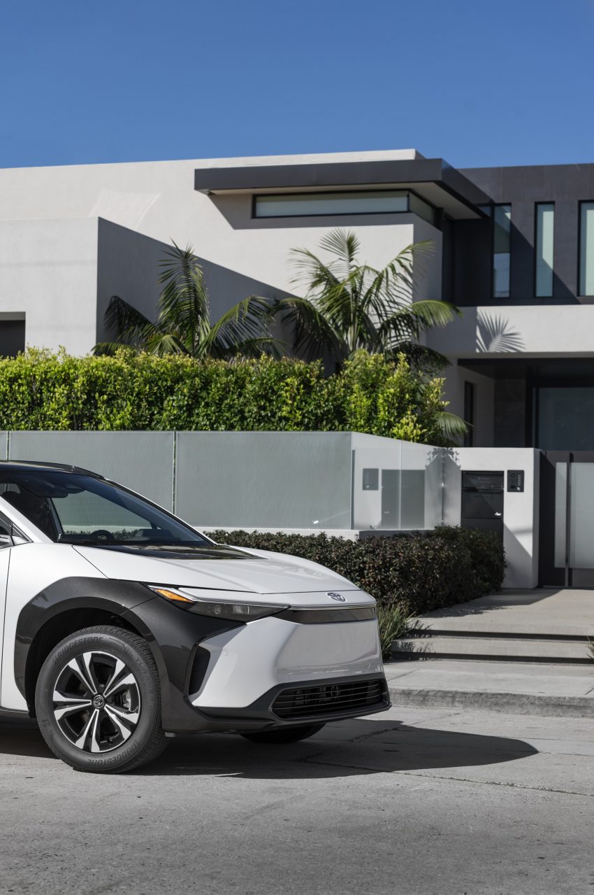 2023 Toyota bZ4X XLE FWD - Front Phone Wallpaper 850x1279 #41