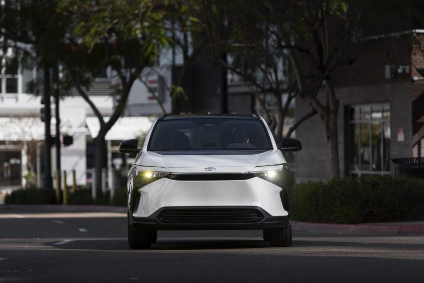 2023 Toyota bZ4X XLE FWD - Front Wallpaper 850x567 #30