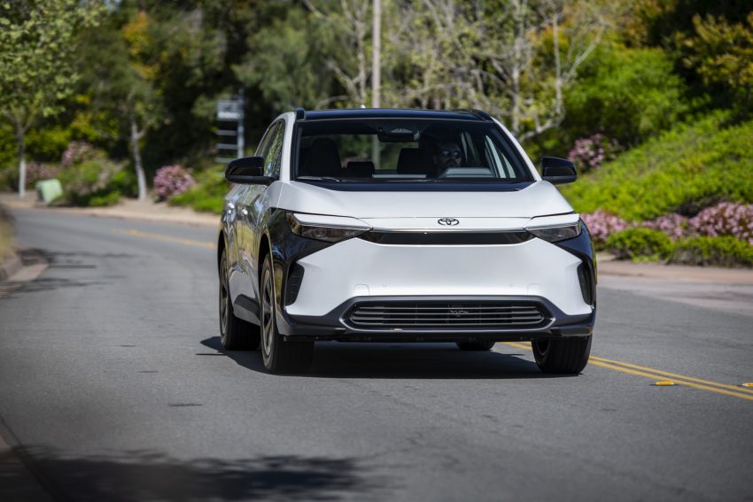 2023 Toyota bZ4X XLE FWD - Front Wallpaper 850x567 #47