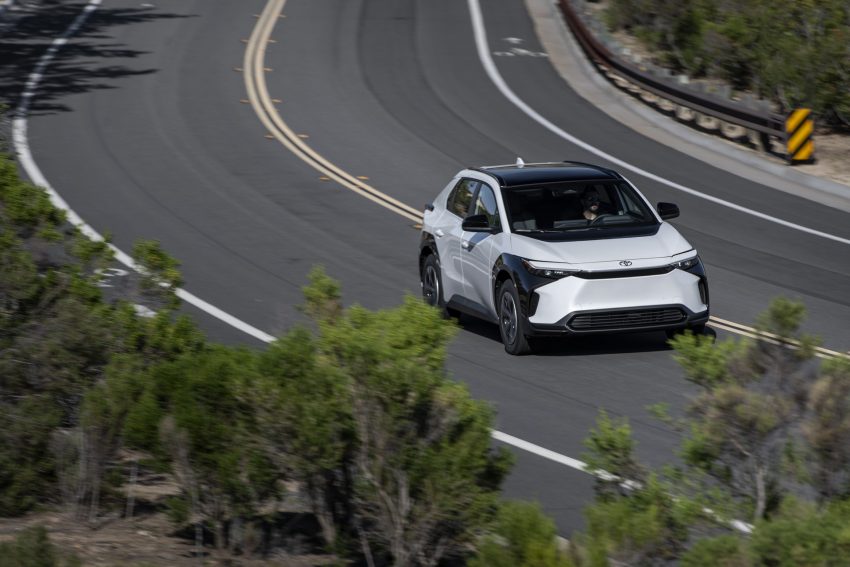 2023 Toyota bZ4X XLE FWD - Front Wallpaper 850x567 #51