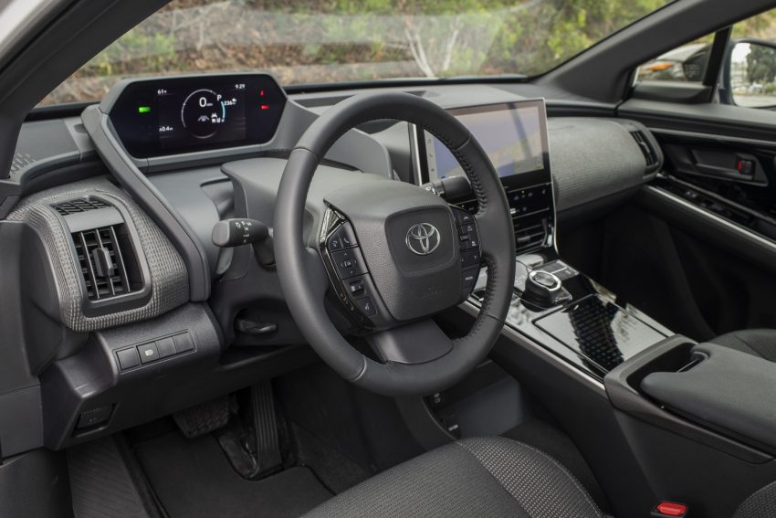 2023 Toyota bZ4X XLE FWD - Interior Wallpaper 850x567 #77