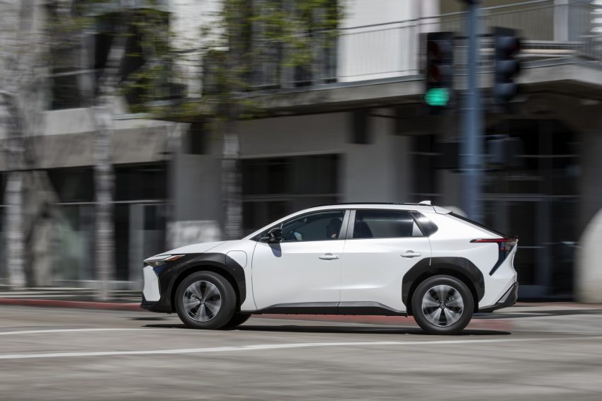 2023 Toyota bZ4X XLE FWD - Side Wallpaper 850x567 #32