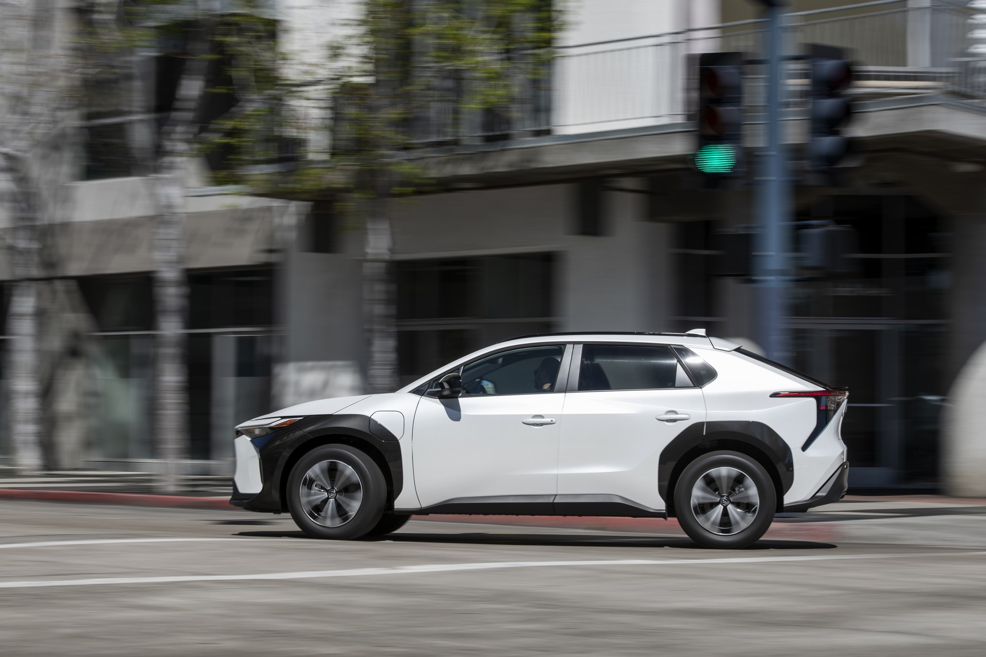 Download 2023 Toyota bZ4X XLE FWD - Side HD Wallpaper 1920x1280 #32