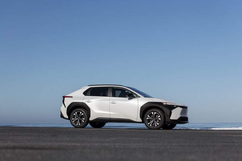 2023 Toyota bZ4X XLE FWD - Side Wallpaper 850x567 #23