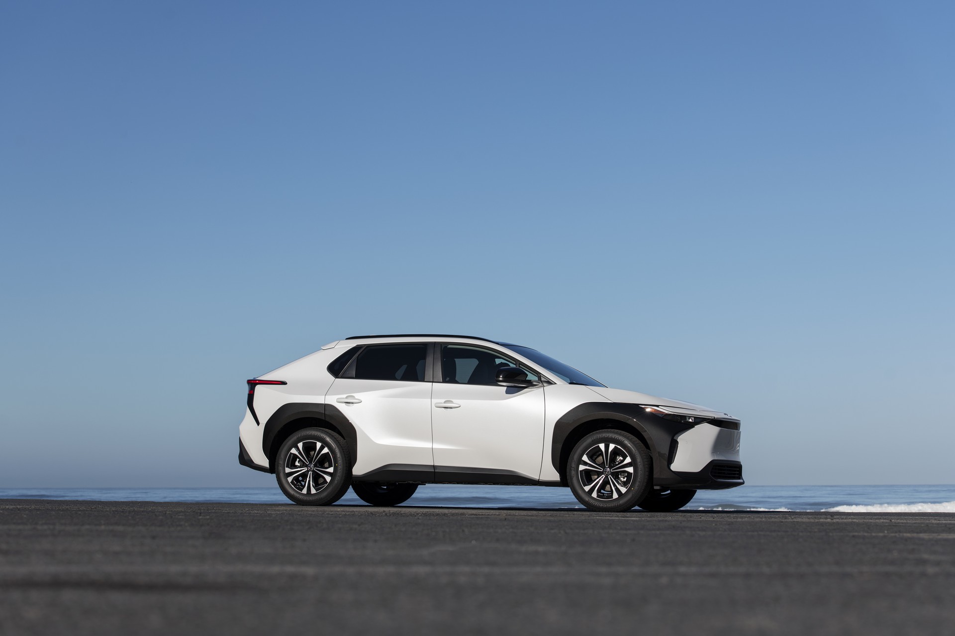 Download 2023 Toyota bZ4X XLE FWD - Side HD Wallpaper 1920x1280 #23