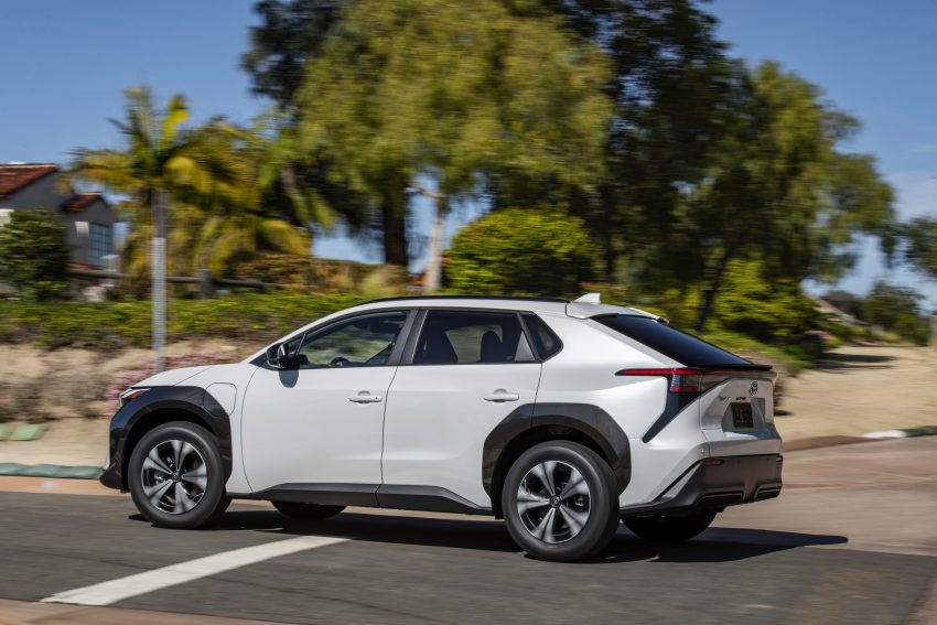 2023 Toyota bZ4X XLE FWD - Side Wallpaper 850x567 #54