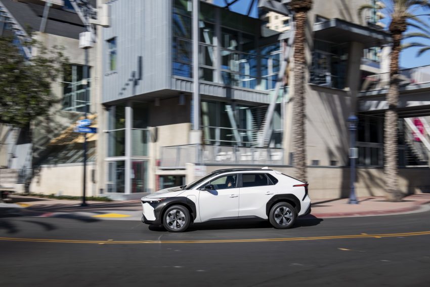 2023 Toyota bZ4X XLE FWD - Side Wallpaper 850x567 #33