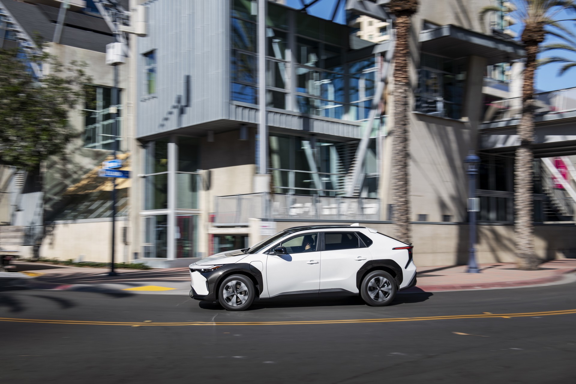 Download 2023 Toyota bZ4X XLE FWD - Side HD Wallpaper 1920x1280 #33