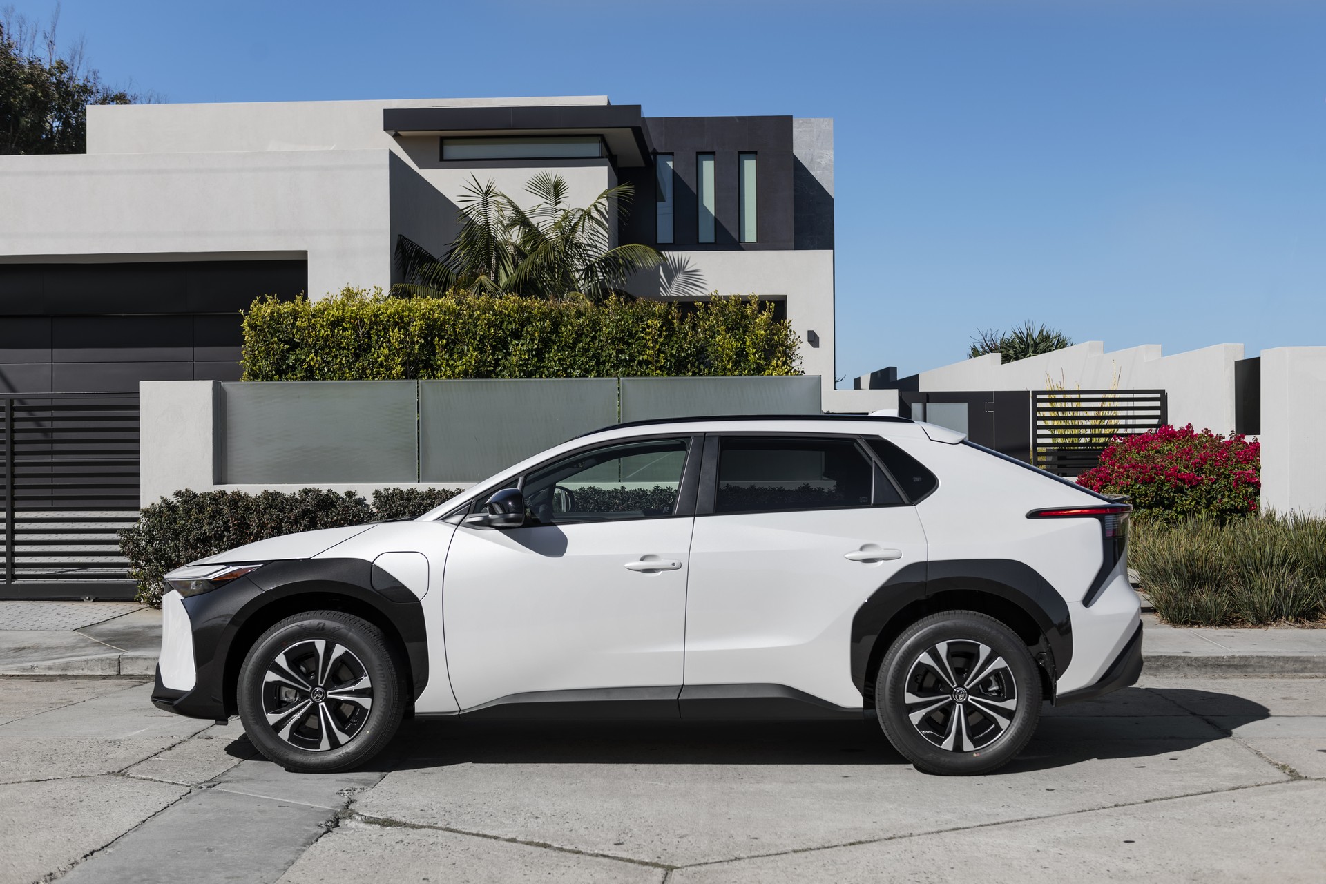 Download 2023 Toyota bZ4X XLE FWD - Side HD Wallpaper 1920x1280 #39