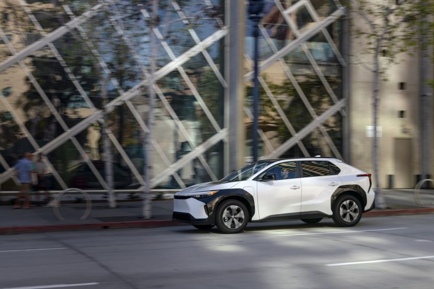 2023 Toyota bZ4X XLE FWD - Side Wallpaper 850x567 #34