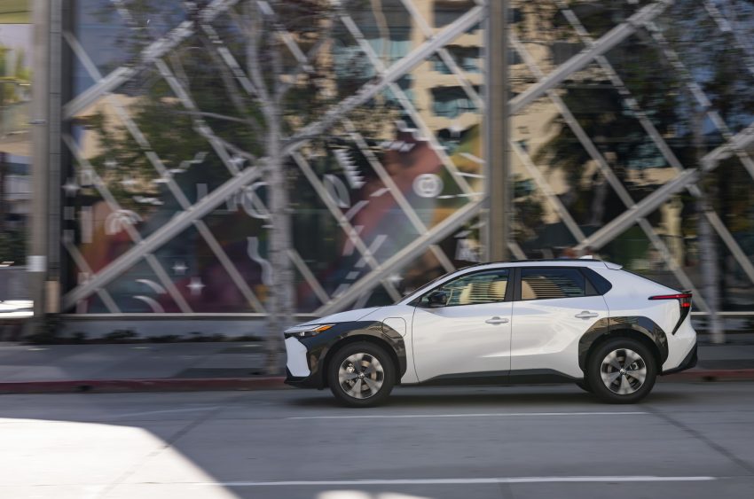 2023 Toyota bZ4X XLE FWD - Side Wallpaper 850x563 #35