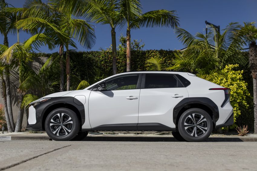 2023 Toyota bZ4X XLE FWD - Side Wallpaper 850x567 #55