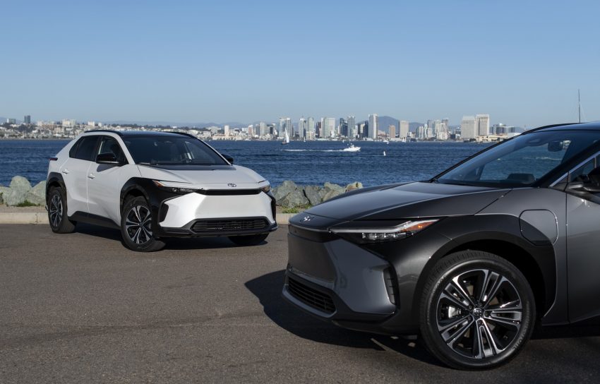 2023 Toyota bZ4X XLE FWD and Toyota bZ4X Limited AWD Wallpaper 850x544 #16