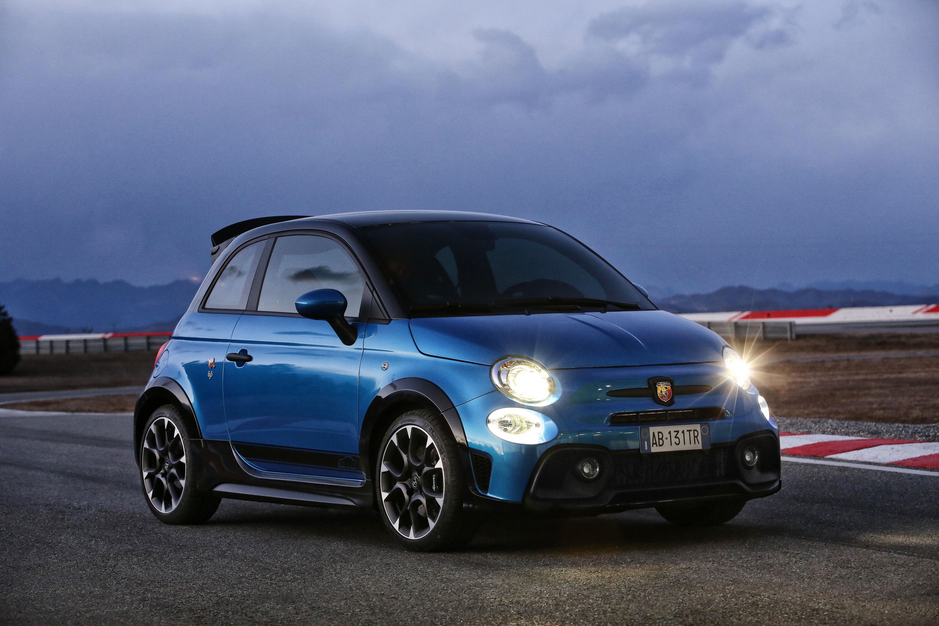 Download 2022 Abarth 695 Tributo 131 Rally - Front Three-Quarter HD Wallpaper 1920x1280 #21
