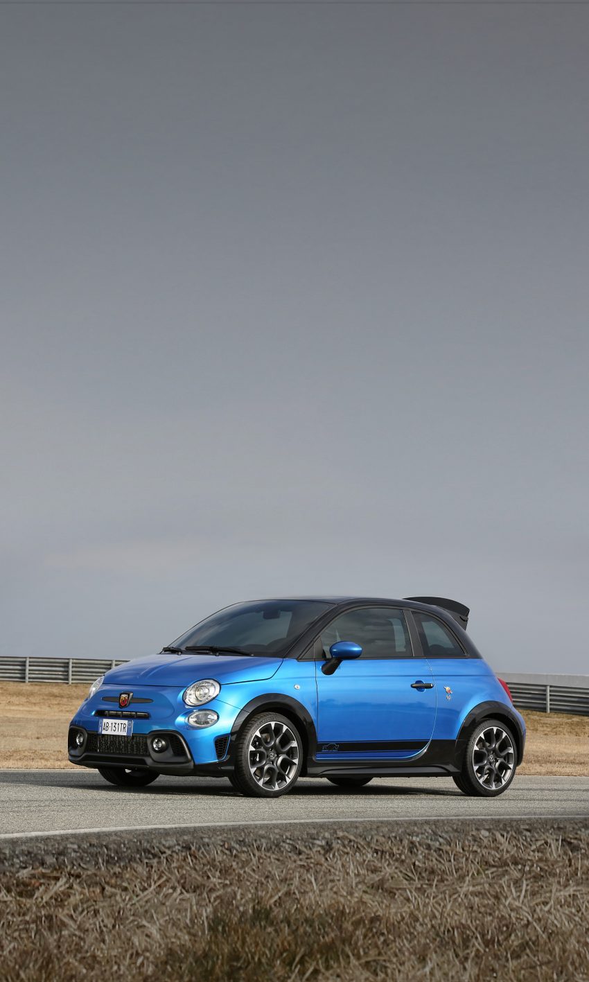 2022 Abarth 695 Tributo 131 Rally - Front Three-Quarter Phone Wallpaper 850x1417 #10