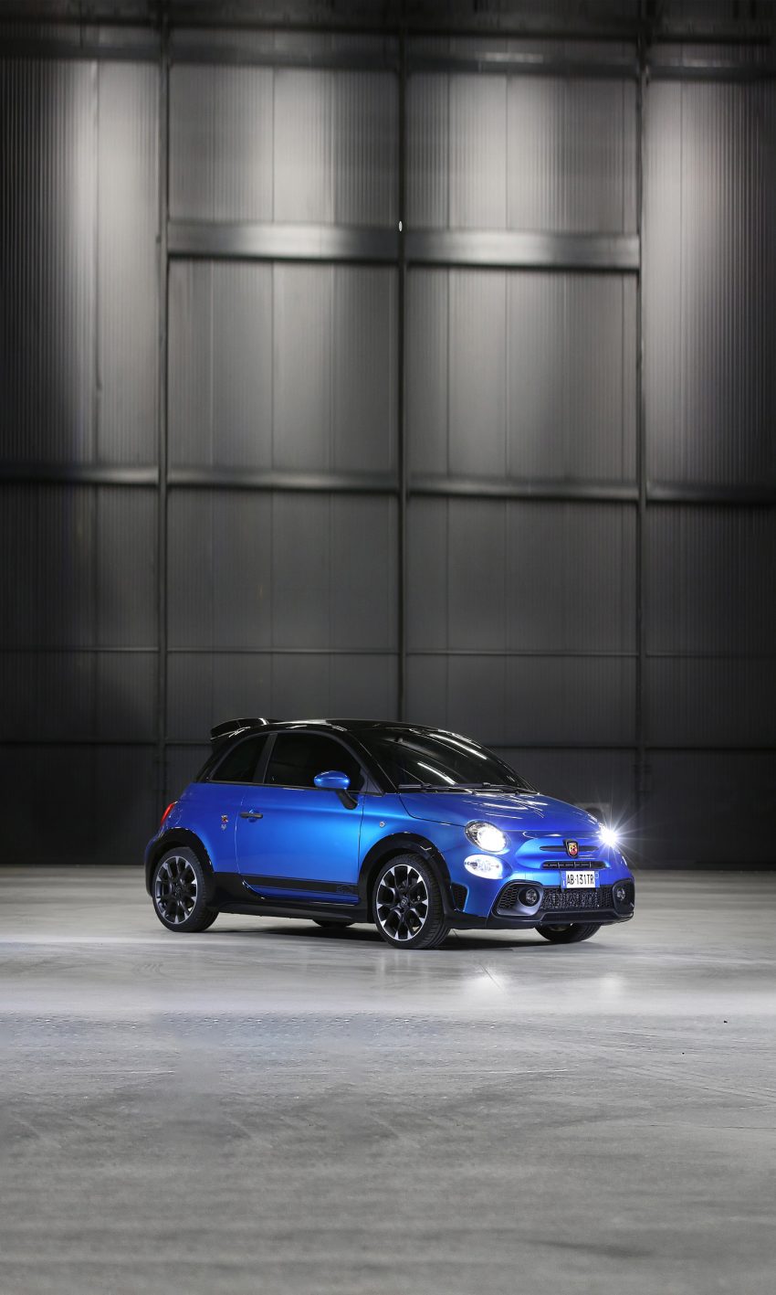 2022 Abarth 695 Tributo 131 Rally - Front Three-Quarter Phone Wallpaper 850x1417 #25