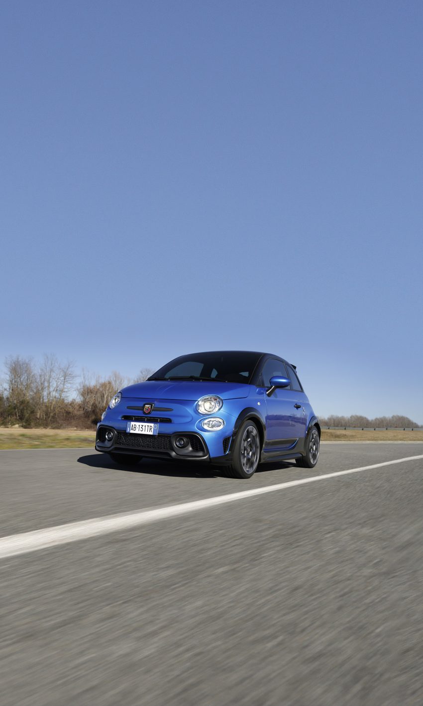 2022 Abarth 695 Tributo 131 Rally - Front Three-Quarter Phone Wallpaper 850x1417 #5