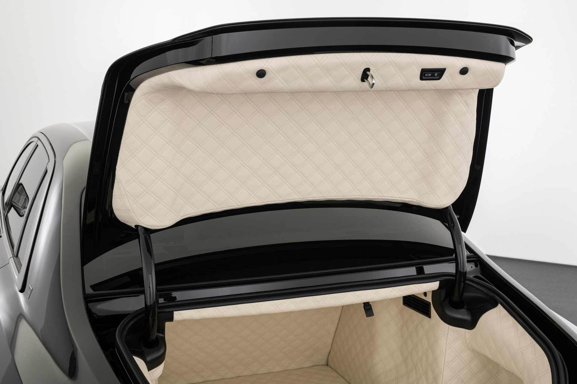 Download 2022 Brabus 700 based on Rolls-Royce Ghost Extended - Trunk HD Wallpaper 1920x1280 #102