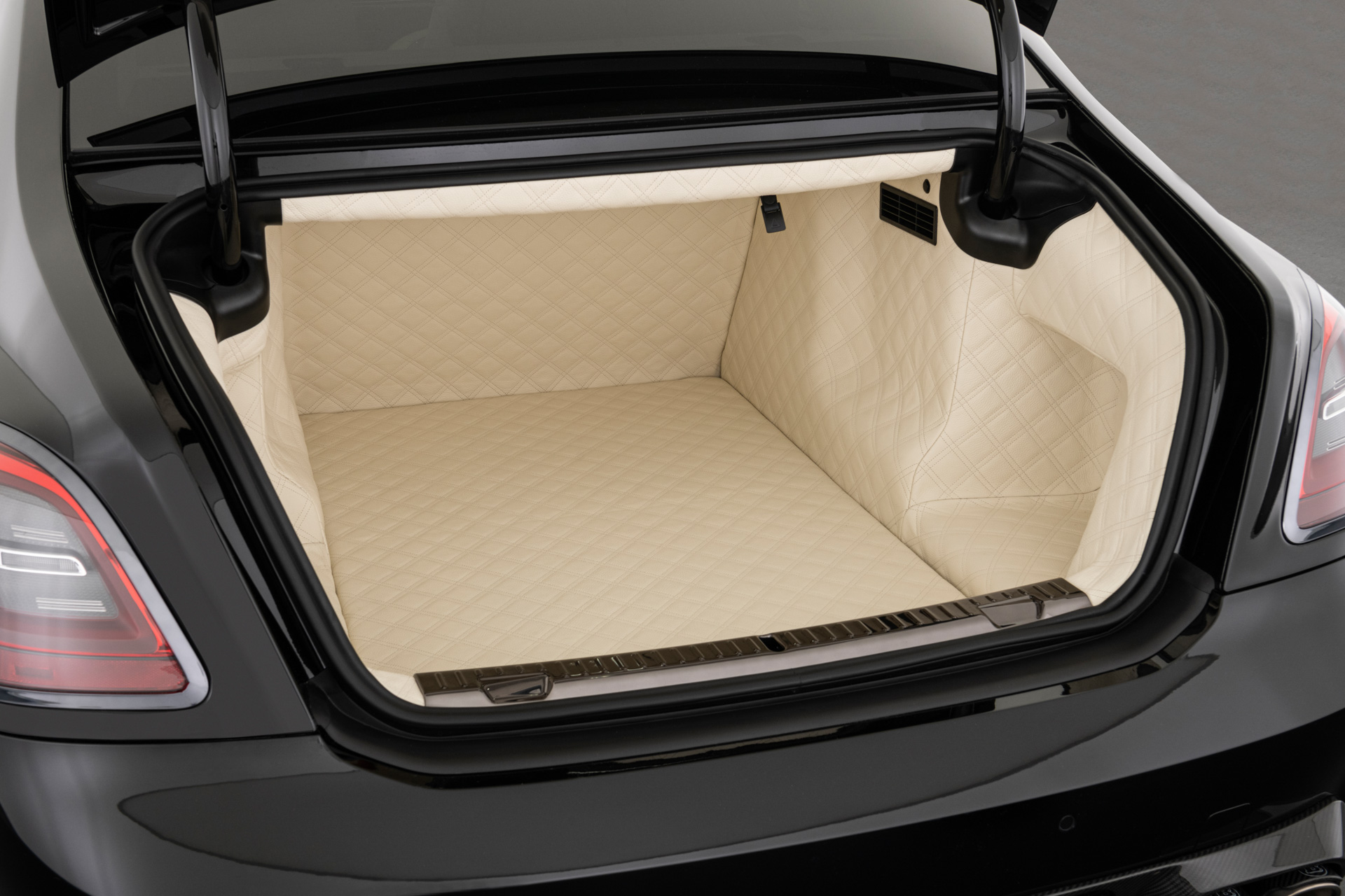 Download 2022 Brabus 700 based on Rolls-Royce Ghost Extended - Trunk HD Wallpaper 1920x1280 #103