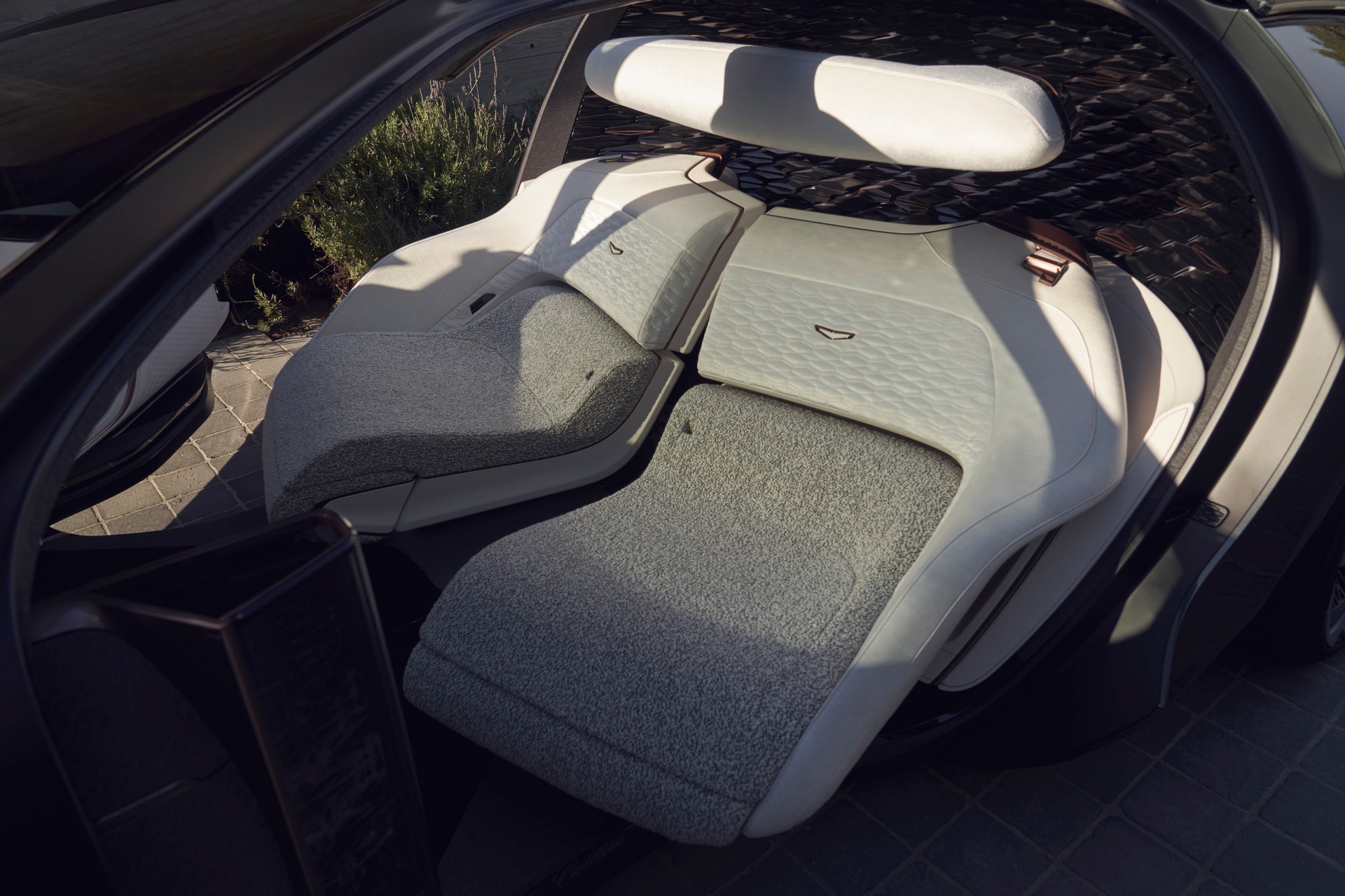 Download 2022 Cadillac InnerSpace Concept - Interior HD Wallpaper 1920x1280 #26
