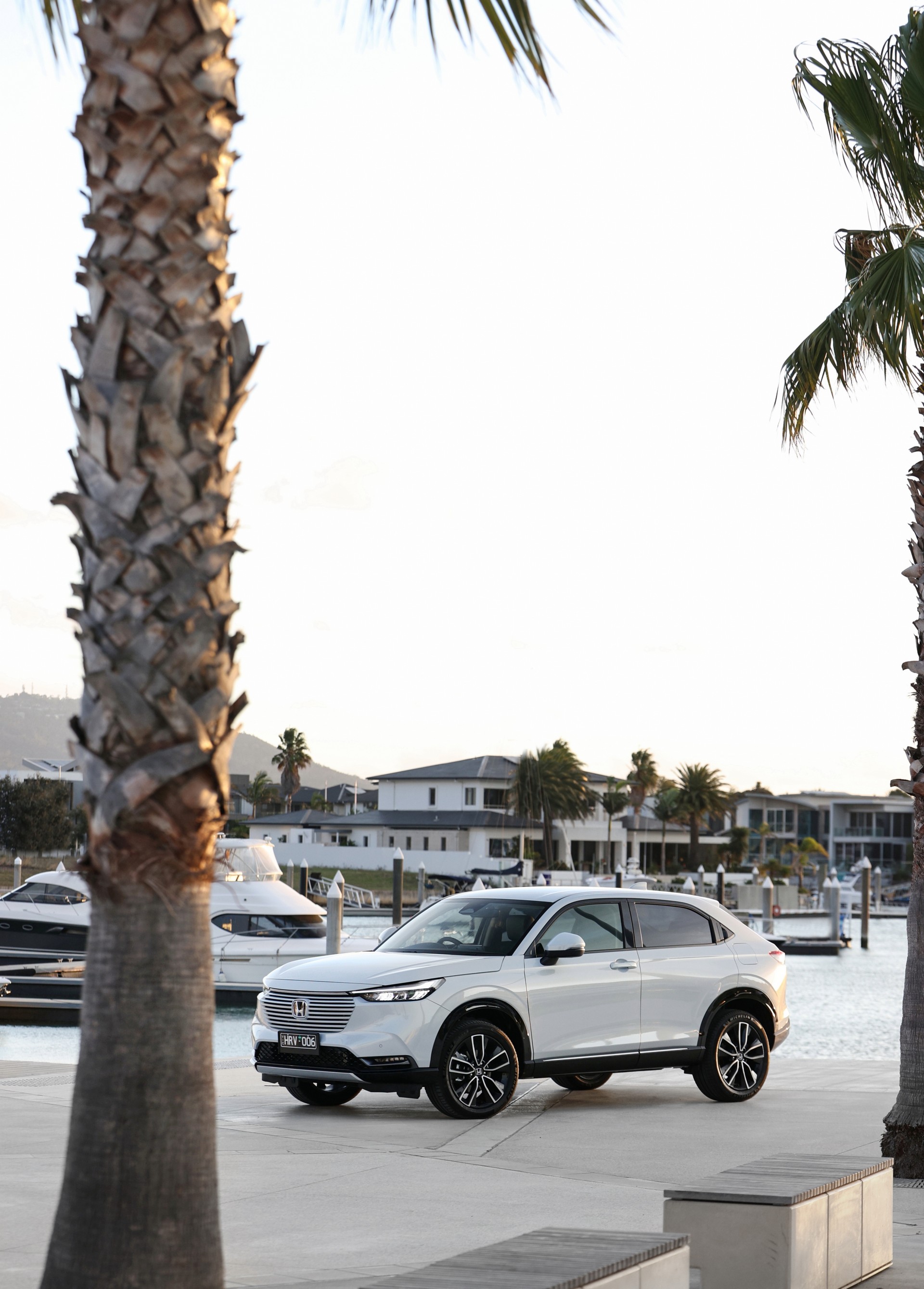 Download 2022 Honda HR-V eHEV L - AU version - Front Three-Quarter HD Phone Wallpaper 1920x2679 #32