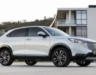 2022 Honda HR-V eHEV L - AU version - Front Three-Quarter Wallpaper 190x150