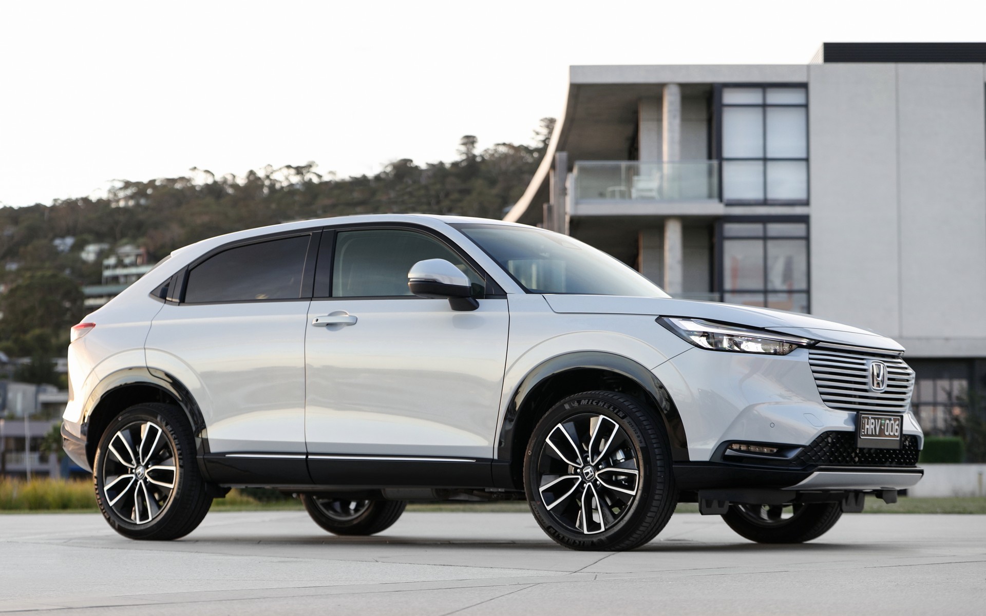 Download 2022 Honda HR-V eHEV L - AU version - Front Three-Quarter HD Wallpaper 1920x1200 #33
