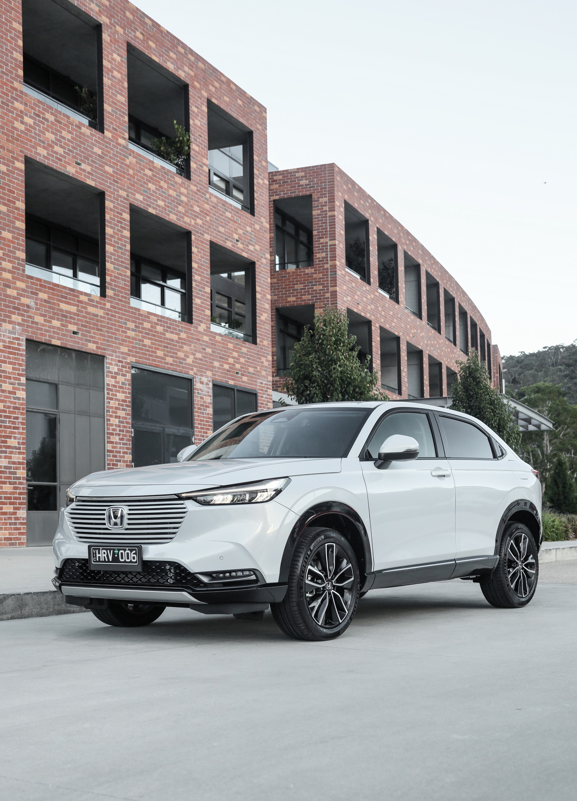 Download 2022 Honda HR-V eHEV L - AU version - Front Three-Quarter HD Phone Wallpaper 1920x2666 #26