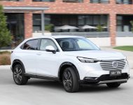 2022 Honda HR-V eHEV L - AU version - Front Three-Quarter Wallpaper 190x150