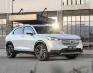 2022 Honda HR-V eHEV L - AU version - Front Three-Quarter Wallpaper 190x150