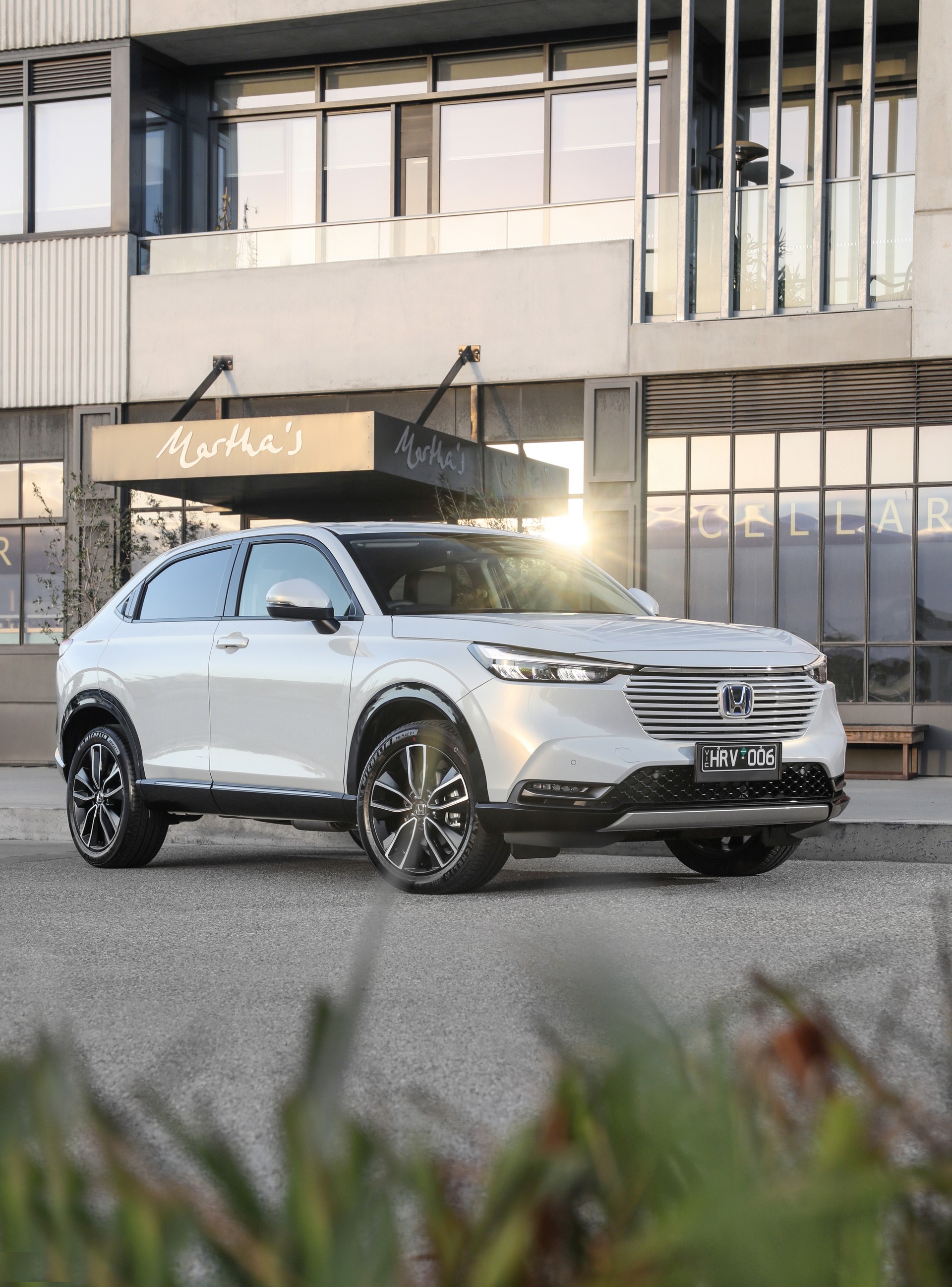 Download 2022 Honda HR-V eHEV L - AU version - Front Three-Quarter HD Phone Wallpaper 1920x2594 #20