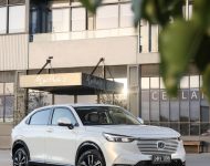 2022 Honda HR-V eHEV L - AU version - Front Three-Quarter Wallpaper 190x150