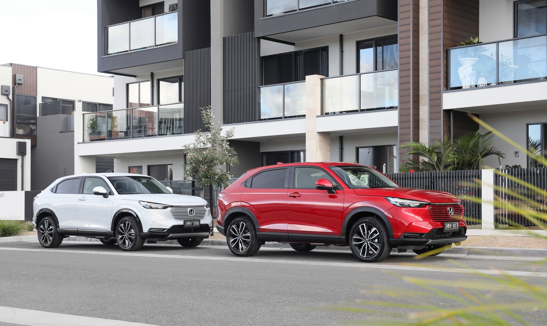 Download 2022 Honda HR-V eHEV L - AU version - Front Three-Quarter HD Wallpaper 1920x1144 #15