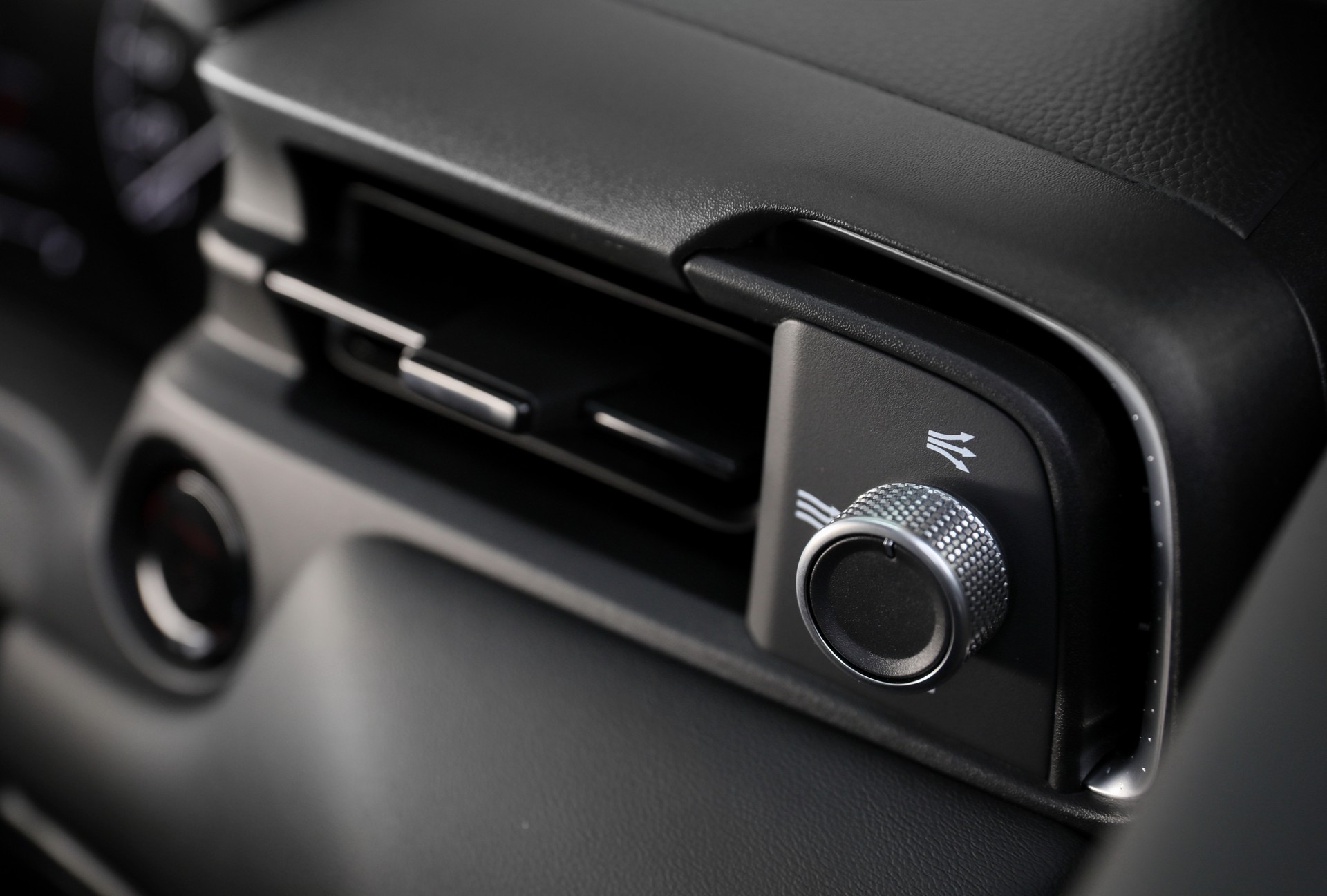 Download 2022 Honda HR-V eHEV L - AU version - Interior, Detail HD Wallpaper 1920x1297 #67