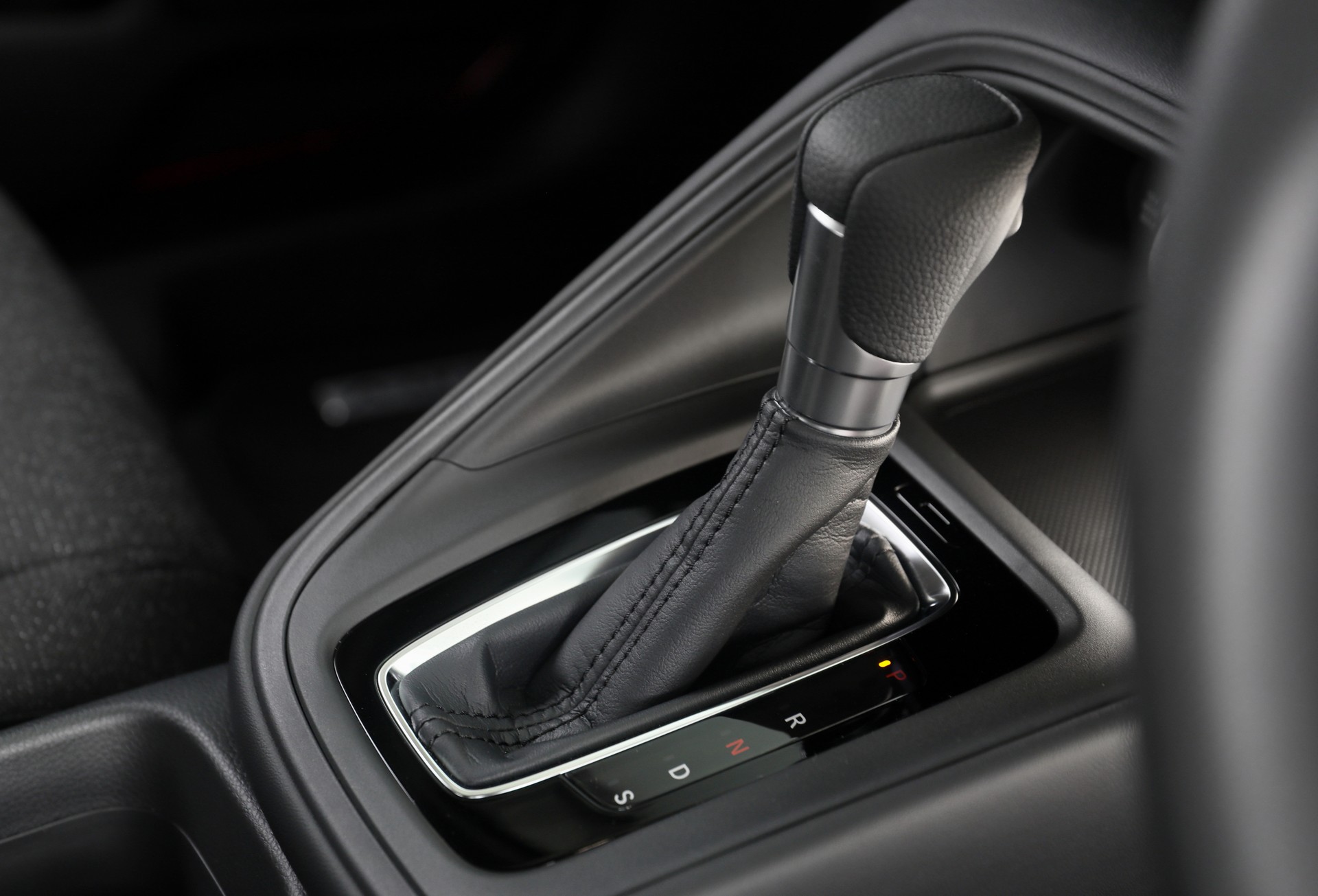 Download 2022 Honda HR-V eHEV L - AU version - Interior, Detail HD Wallpaper 1920x1305 #134