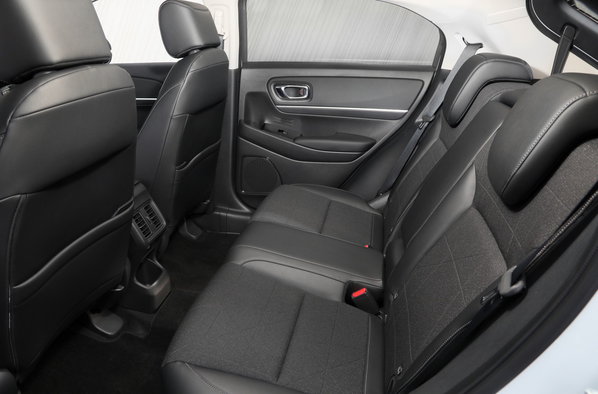 Download 2022 Honda HR-V eHEV L - AU version - Interior, Rear Seats HD Wallpaper 1920x1268 #76