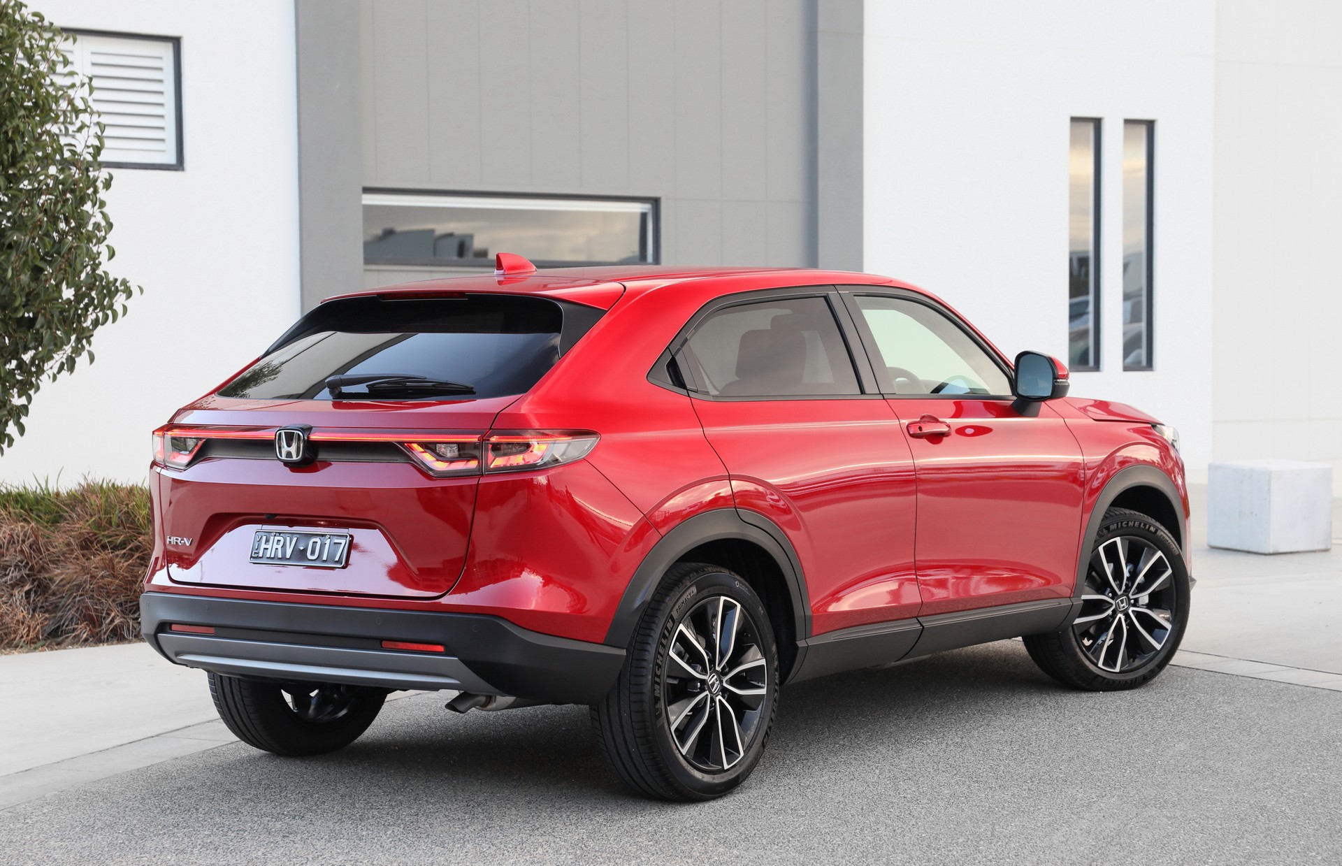 Download 2022 Honda HR-V eHEV L - AU version - Rear Three-Quarter HD Wallpaper 1920x1239 #93