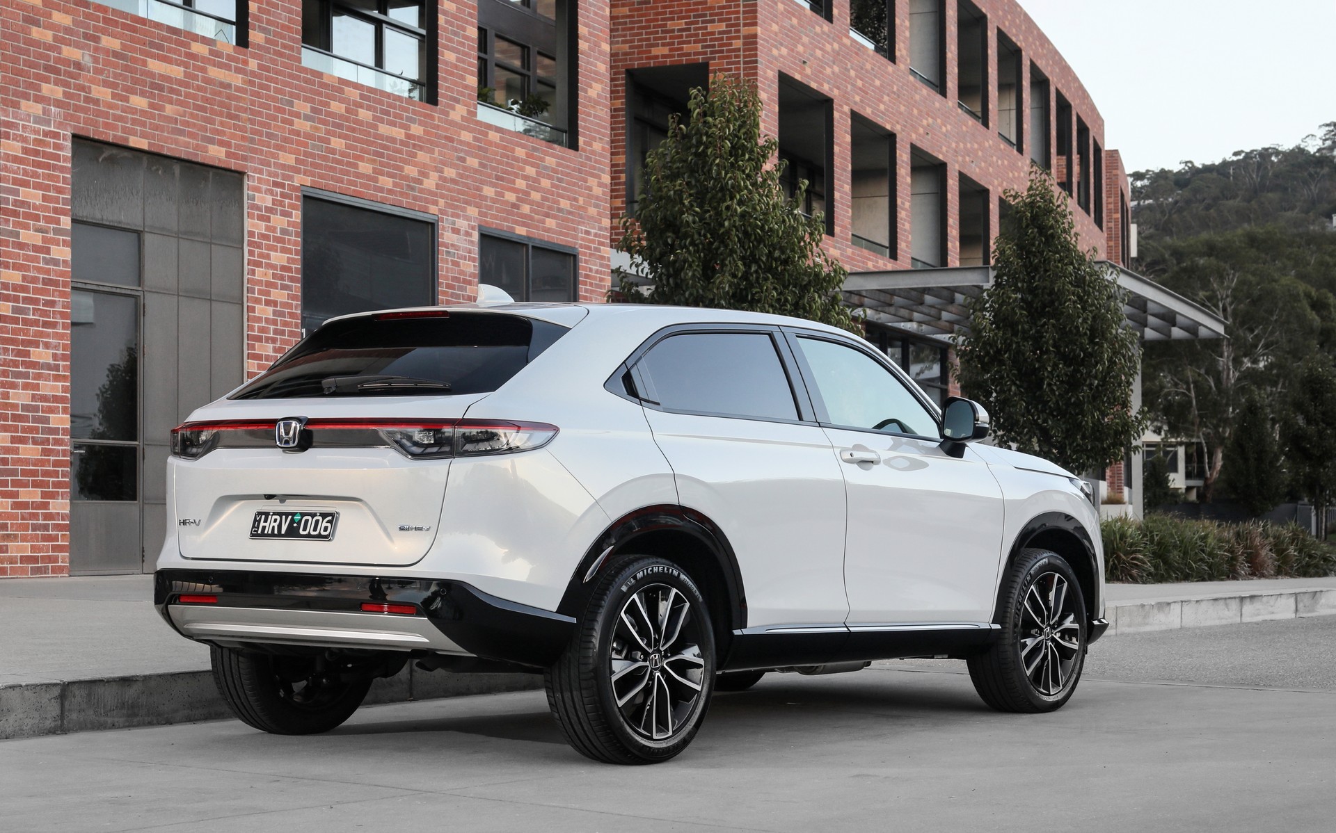 Download 2022 Honda HR-V eHEV L - AU version - Rear Three-Quarter HD Wallpaper 1920x1198 #27