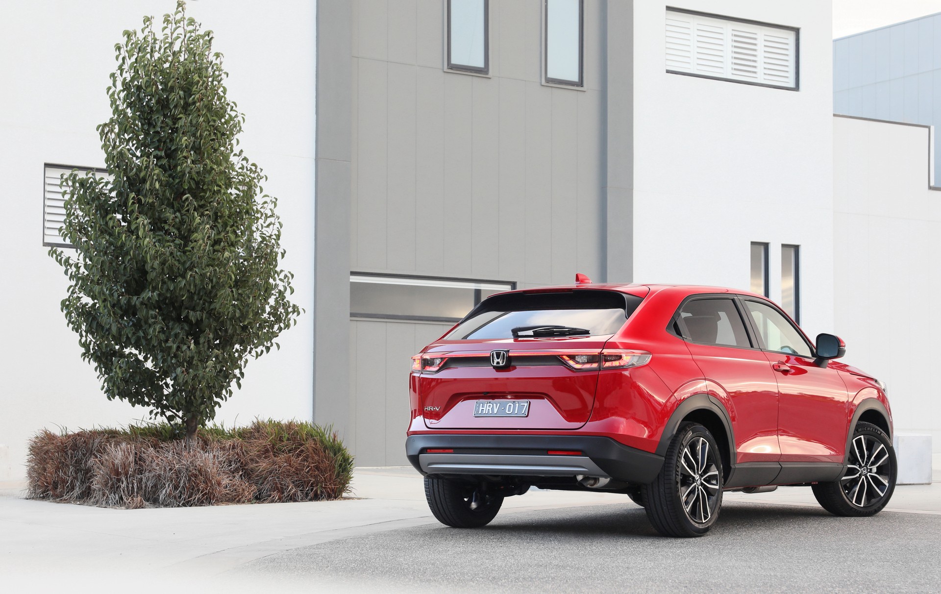 Download 2022 Honda HR-V eHEV L - AU version - Rear Three-Quarter HD Wallpaper 1920x1212 #94