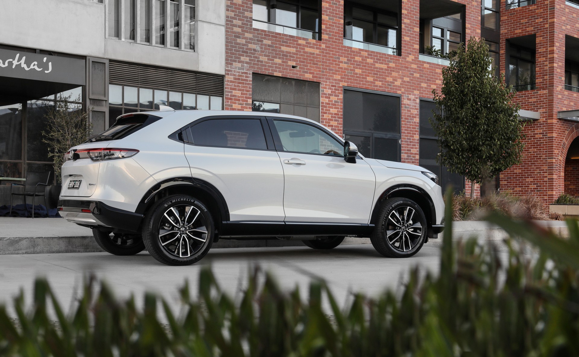 Download 2022 Honda HR-V eHEV L - AU version - Rear Three-Quarter HD Wallpaper 1920x1185 #28