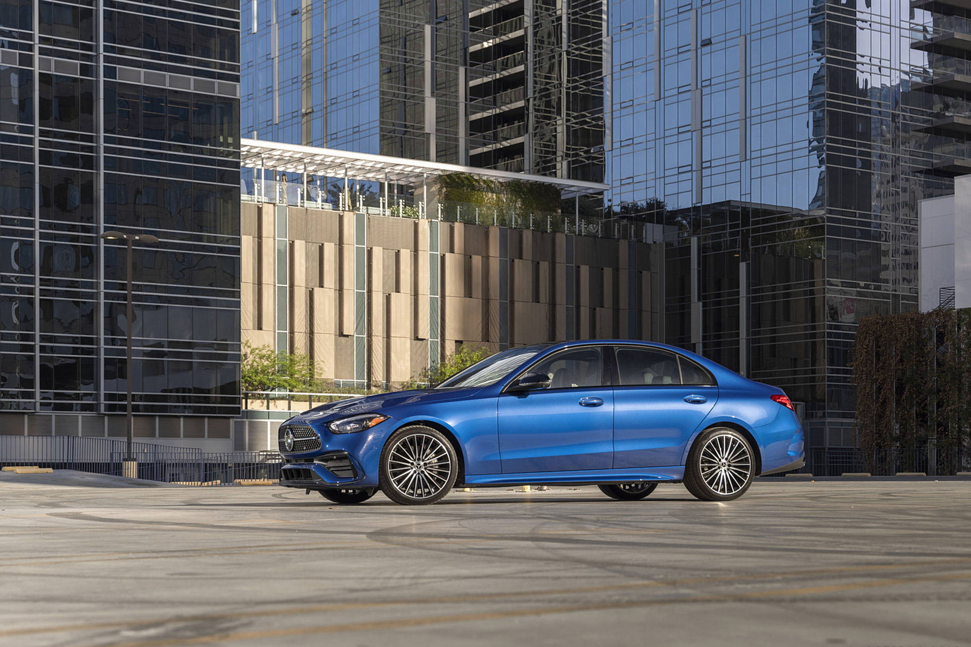 Download 2022 Mercedes-Benz C 300 4Matic - US version - Side HD Wallpaper 1921x1281 #35