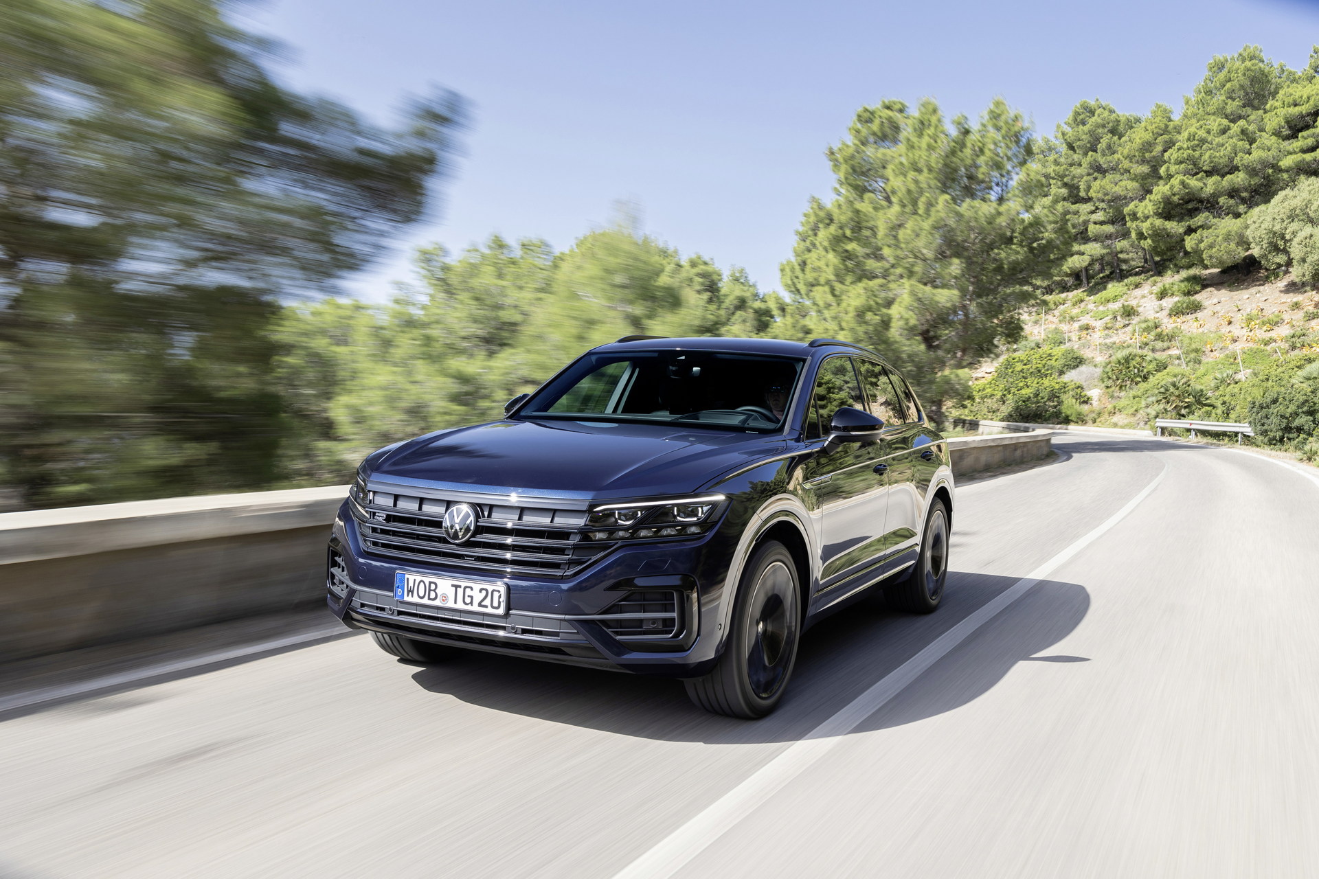 Download 2022 Volkswagen Touareg Edition 20 - Front Three-Quarter HD Wallpaper 1920x1280 #1