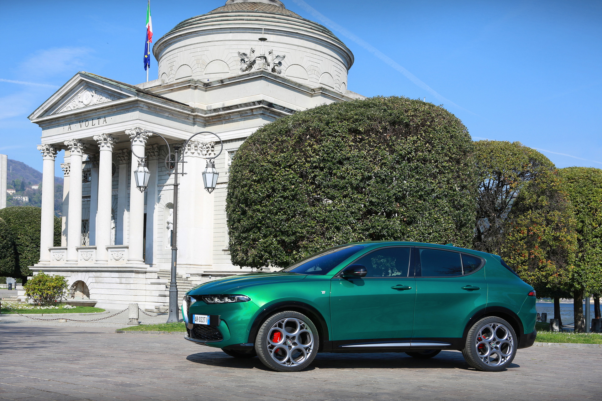 Download 2023 Alfa Romeo Tonale Ti - Front Three-Quarter HD Wallpaper 1920x1280 #11