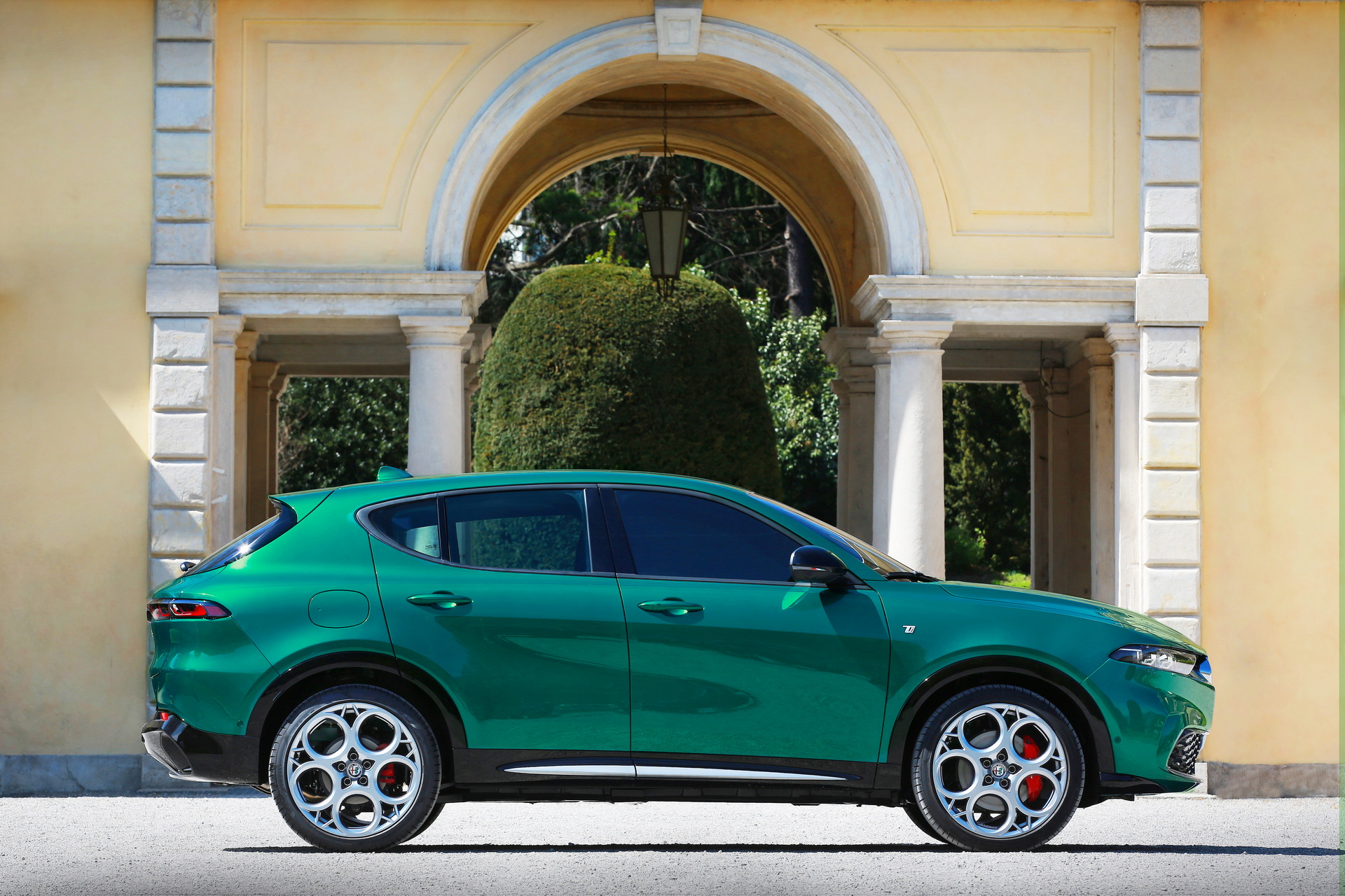 Download 2023 Alfa Romeo Tonale Ti - Side HD Wallpaper 1920x1280 #14
