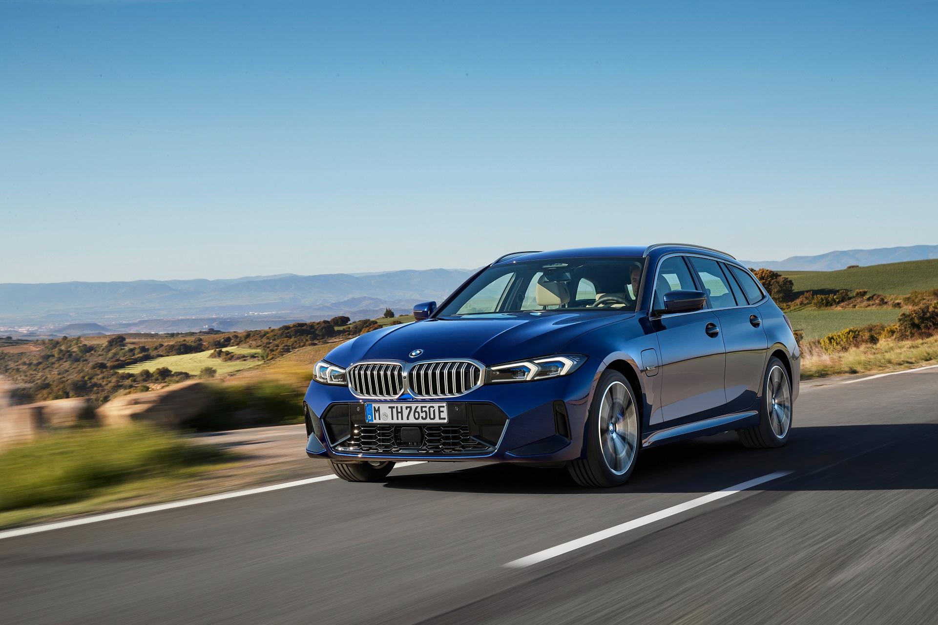 Download 2023 BMW 3-Series Touring - Front Three-Quarter HD Wallpaper 1921x1280 #5