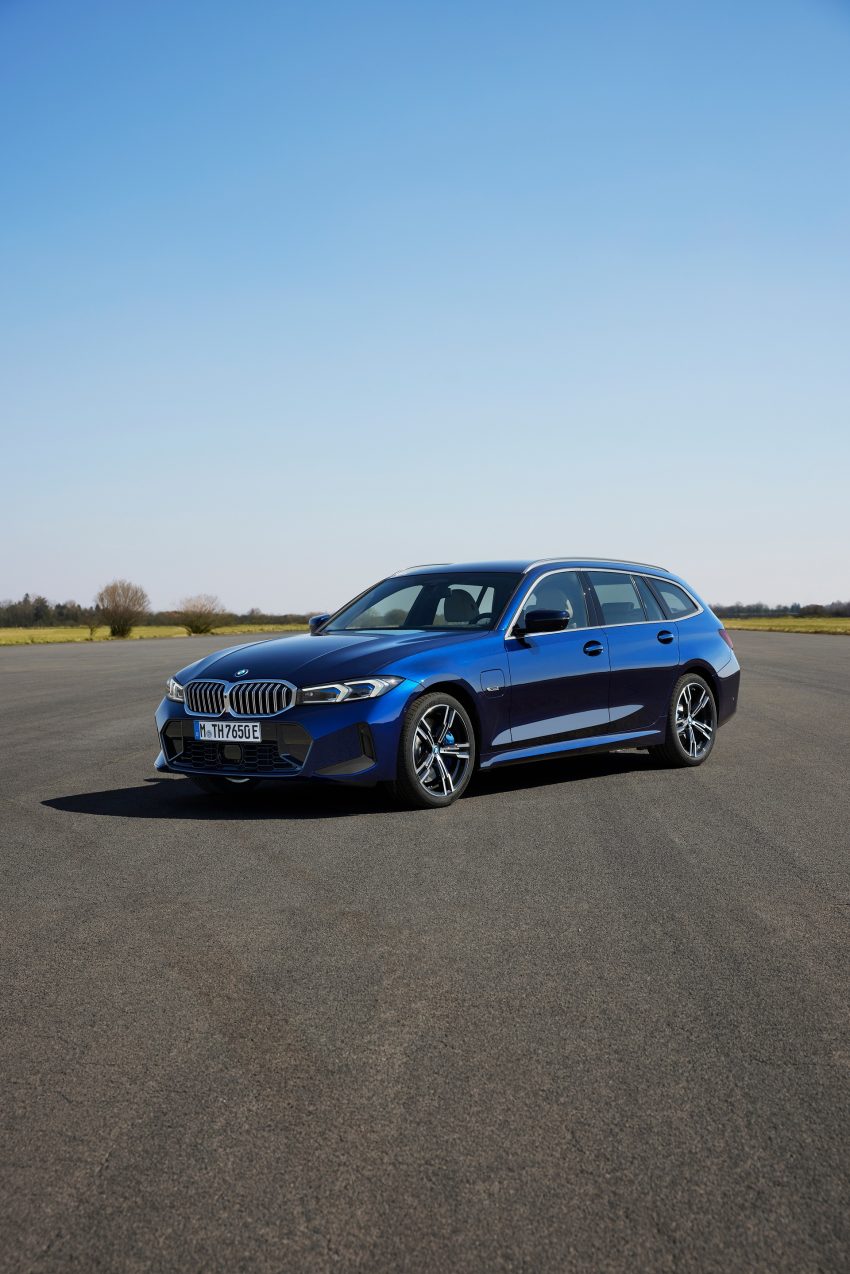 2023 BMW 3-Series Touring - Front Three-Quarter Phone Wallpaper 850x1274 #16