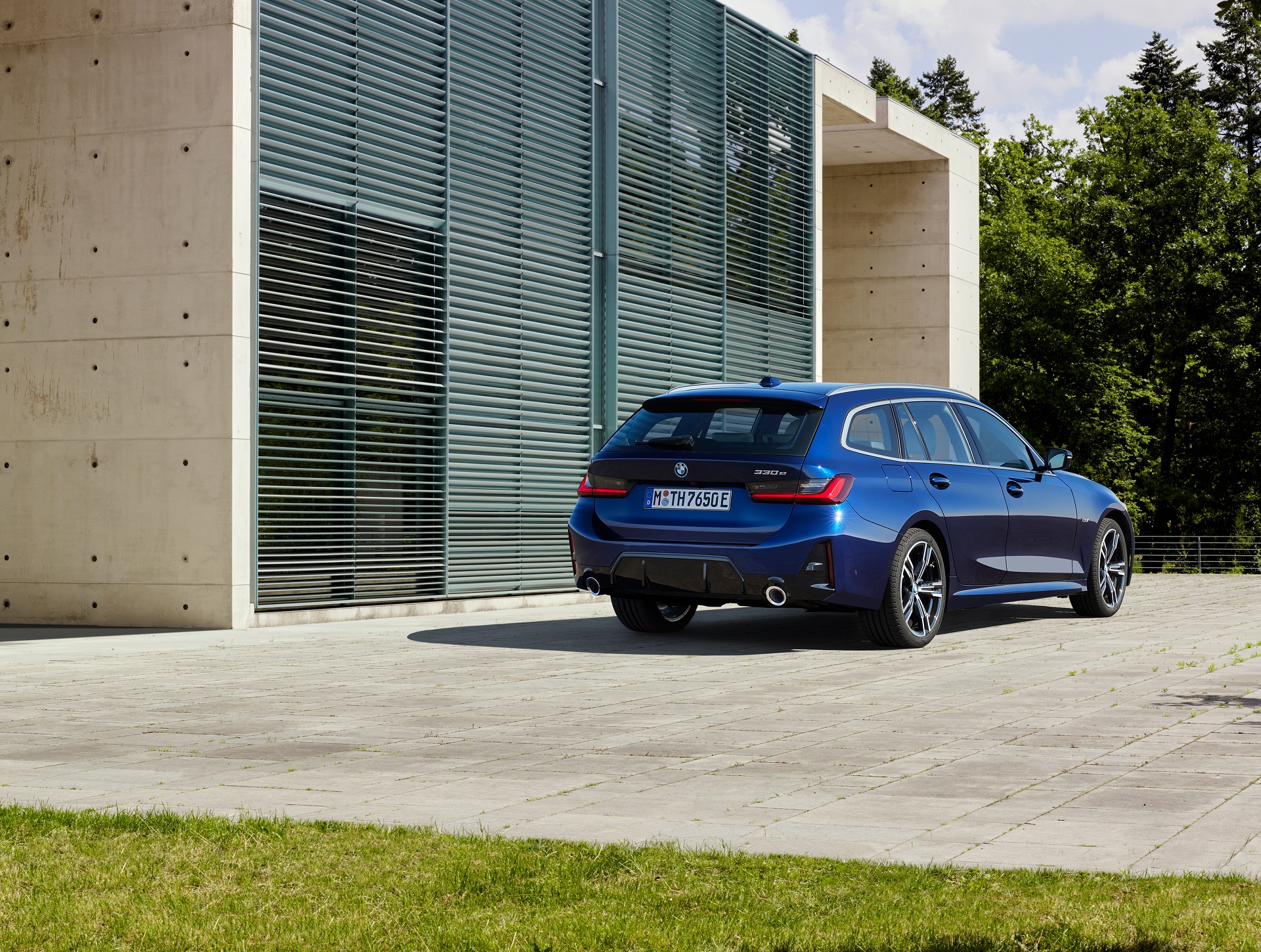 Download 2023 BMW 3-Series Touring - Rear Three-Quarter HD Wallpaper 1920x1450 #15