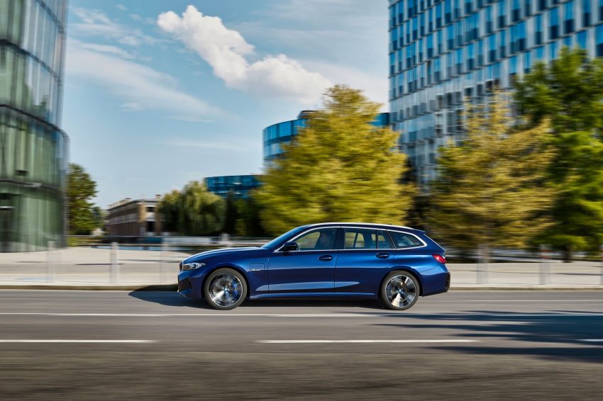 2023 BMW 3-Series Touring - Side Wallpaper 850x566 #11